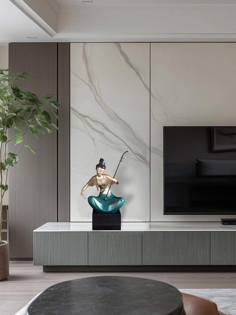 The woman playing the erhu - sitting posture