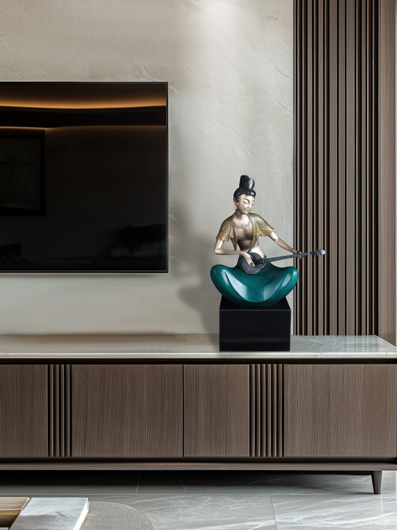 The woman playing the guqin - sitting posture
