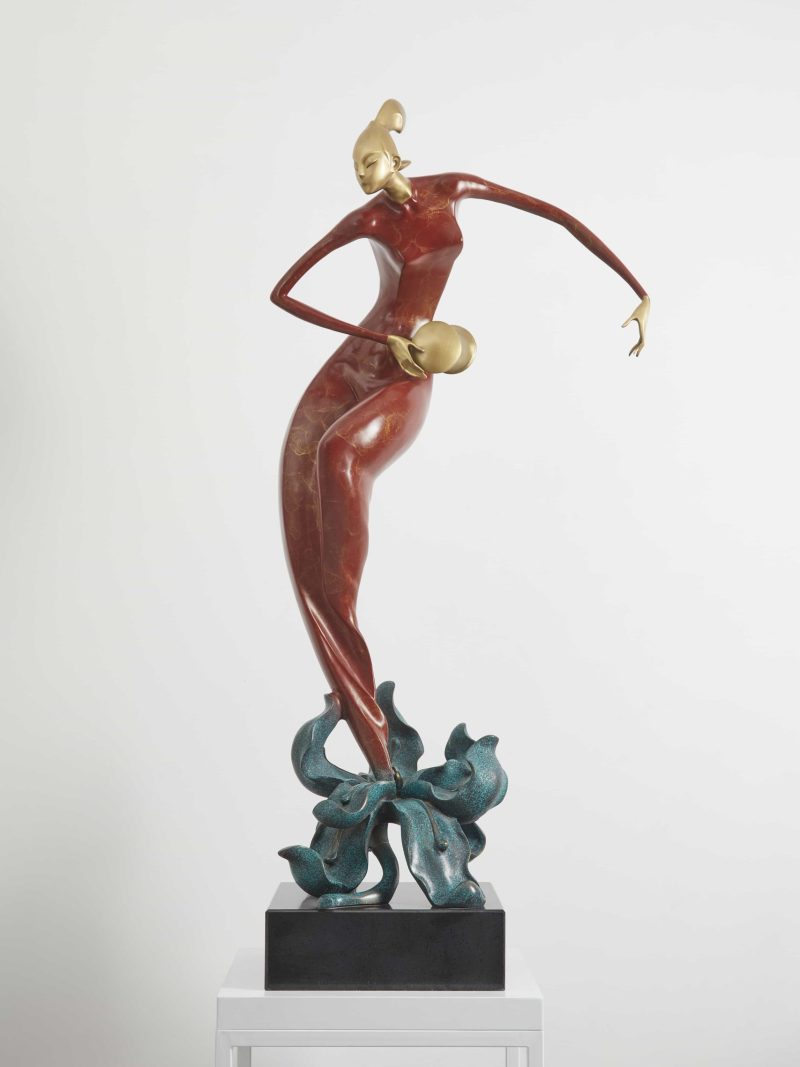A lady playing the Chinese  instruments3-red