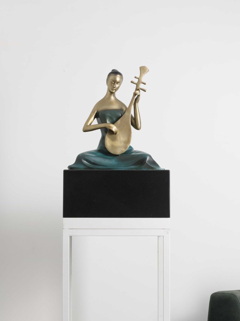 The woman playing the pipa