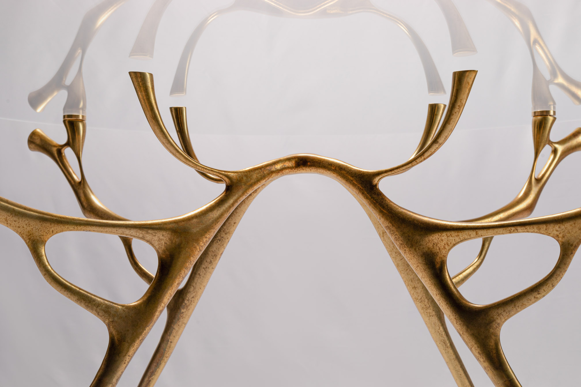 Detail of the central branch arch of the round dining table