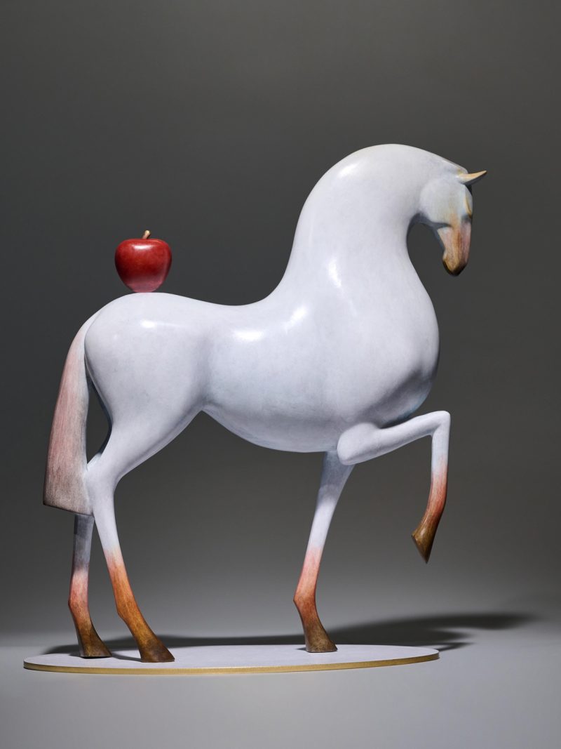 The white horse and the red apple
