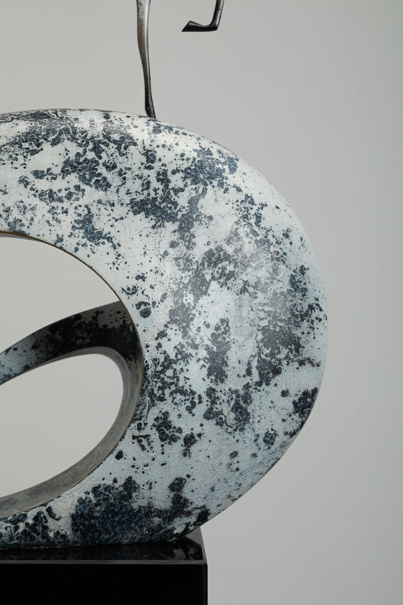 White horse climbing blue-and-white mottled arc base — base texture close-up.