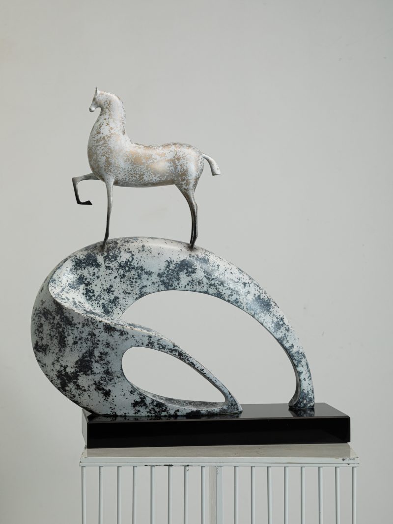 The climbing horse (white、blue)