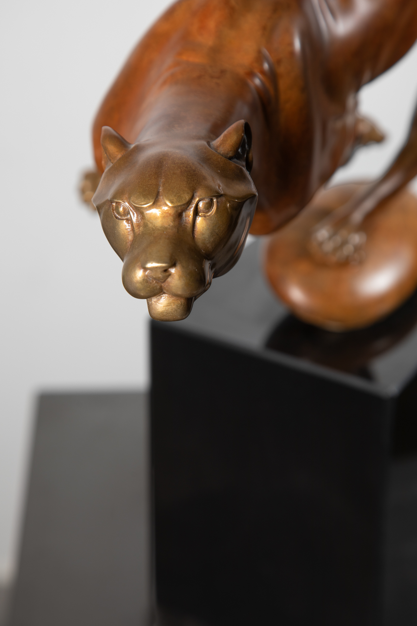 bronze-leopard-animal-sculpture- modern-sculpture-running-leopard-marble-base
